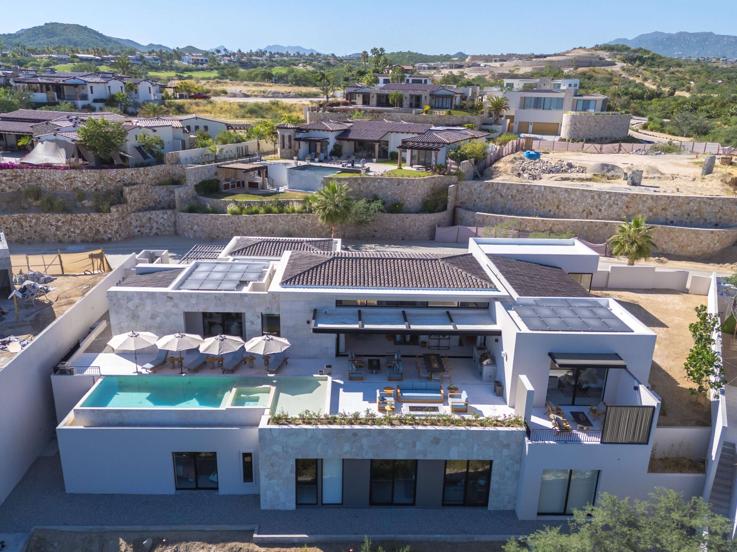Cabo Golf Section 18- Horizontes Welcome to Horizontes 3, an exquisite custom-made home located within San José del Cabo's most sought-after community, Querencia. Surrounded by Tom Fazio's signature golf course, recognized as one of the best in the country, this stunning residence is just a short golf cart ride from the prestigious 5-star Club House. This remarkable 6-bedroom, 6.5-bathroom home elevates luxury living with a fresh vision of architecture and design. The layout features a cozy family room, an expansive bunk bed bedroom on the lower level, and a spacious maid's quarters with an independent entrance, making it ideal for entertaining family and friends.The property boasts outdoor living spaces, including tranquil green areas, an outdoor kitchen, an infinity pool, a jacuzzi, and ocean and ravine – 3 Querencia, San Jose Corridor, BS